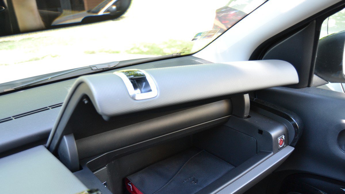 Airbag spolujezdce se přesunul do stropní výplně k hraně čelního okna. Díky tomu je k dispozici objemná přihrádka.