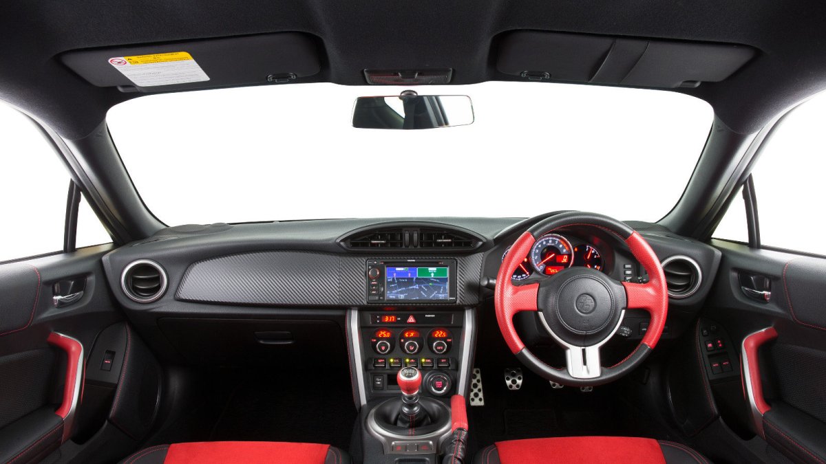 Interiér zaujme dvoubarevným kombem na volantu i sedadlech, Toyota 86 Blackline Edition