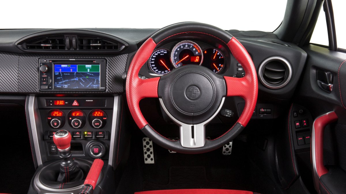 V kabině nechybí infotainment s GPS či parkovací kamerou, Toyota 86 Blackline Edition