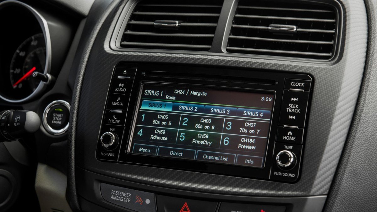 6,1palcový displej vylepšeného infotainmentu, Mitsubishi Outlander Sport.