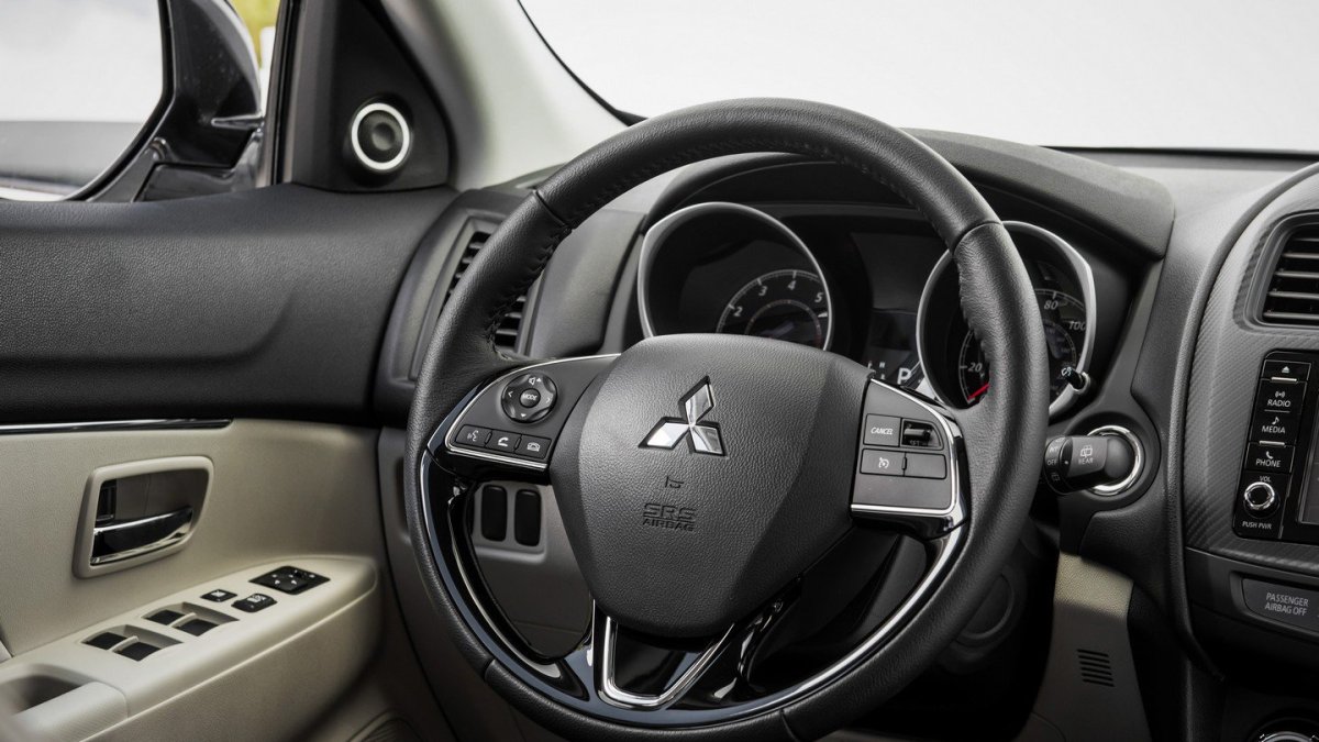 Kožený multifunkční volant s novým designem, Mitsubishi Outlander Sport.