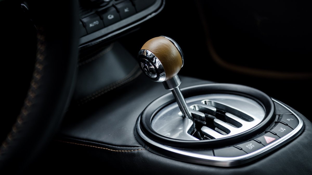 K motoru je připojen šestistupňový manuál, Hoffmann &amp; Novague R200
