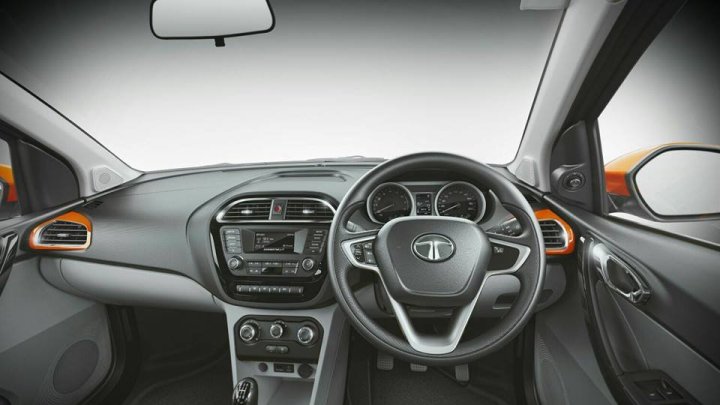 Palubní deska je překvapivě moderní, Tata Zica.
