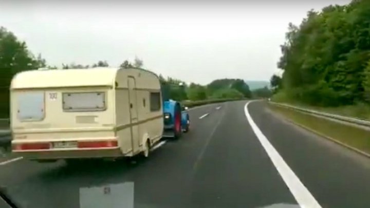 Traktor s přívěsem na dálnici