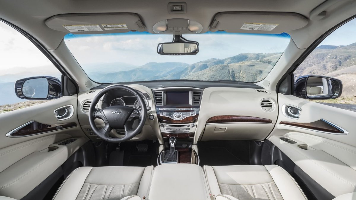 Palubní deska zůstala téměř beze změn, Infiniti QX60.
