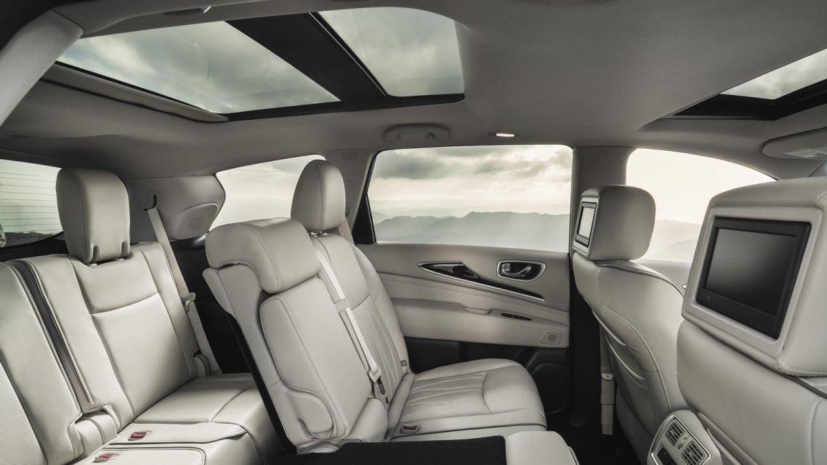 Zachována zůstala rovná podlaha i sedm míst, Infiniti QX60.