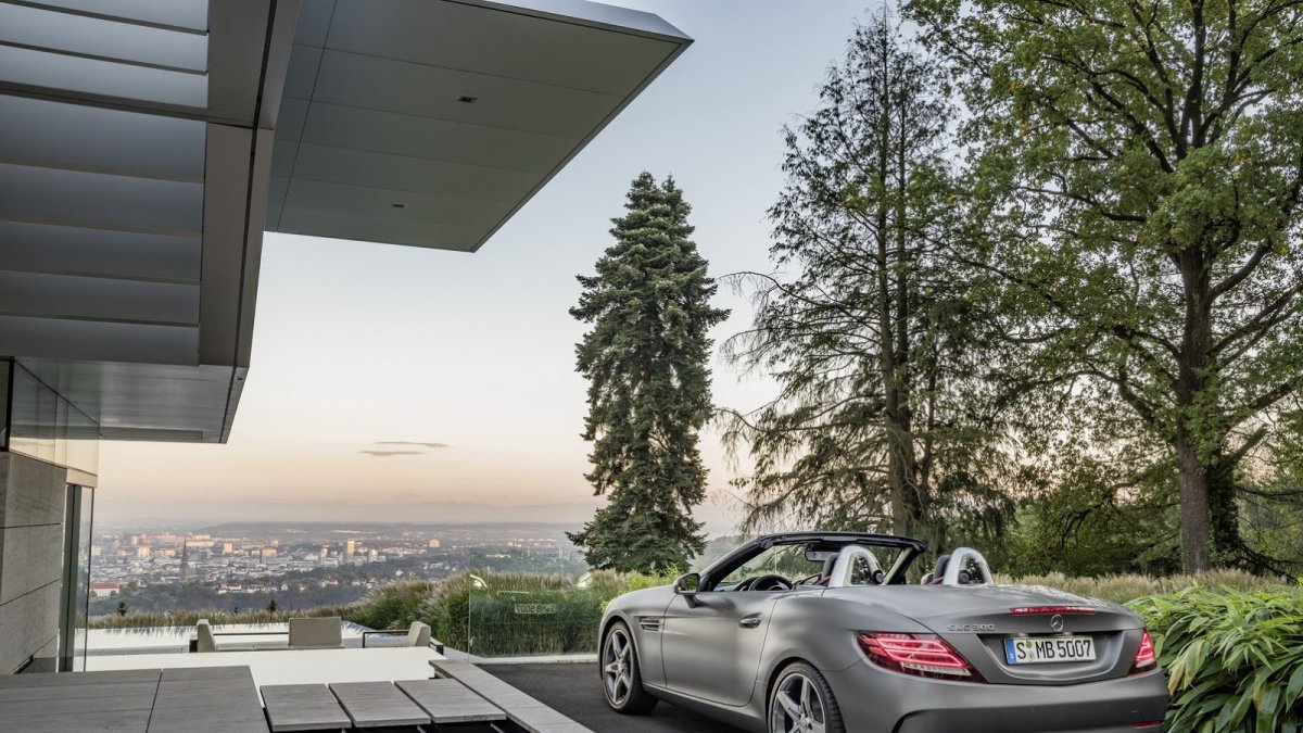 Zadní LED světla vůz opticky rozšiřují, Mercedes-Benz SLC.