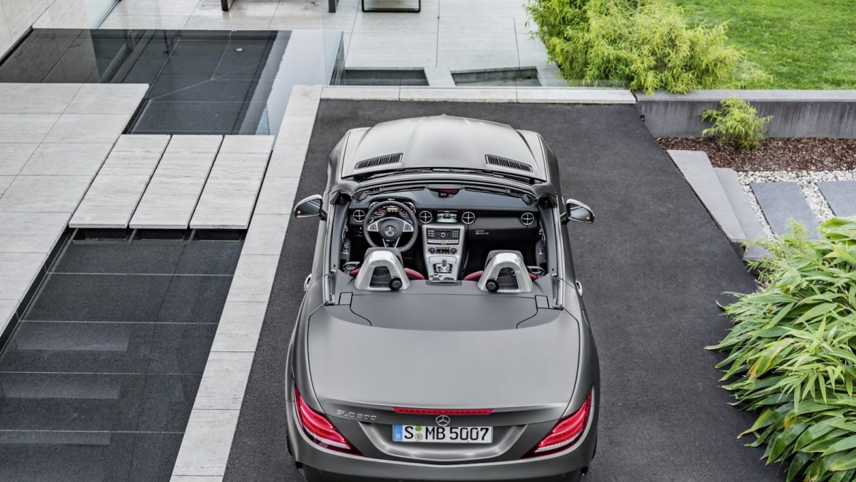 I nadále je vůz dvoumístným roadsterem, Mercedes-Benz SLC.