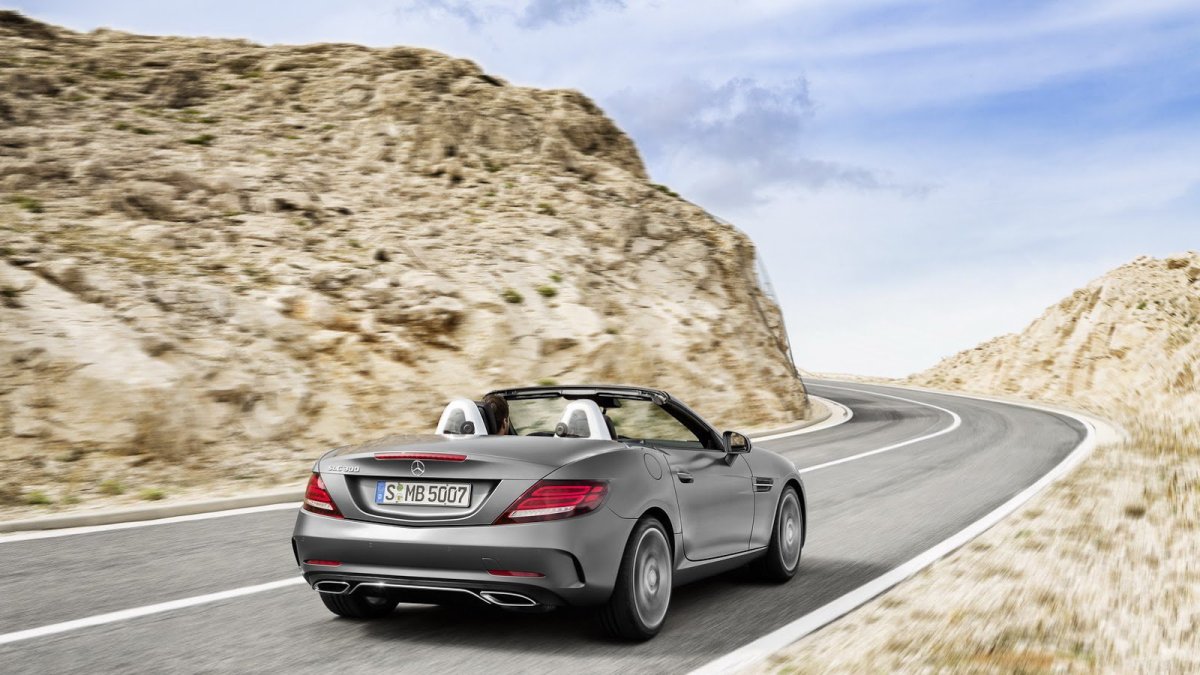 Zadní LED světla vůz opticky rozšiřují, Mercedes-Benz SLC.