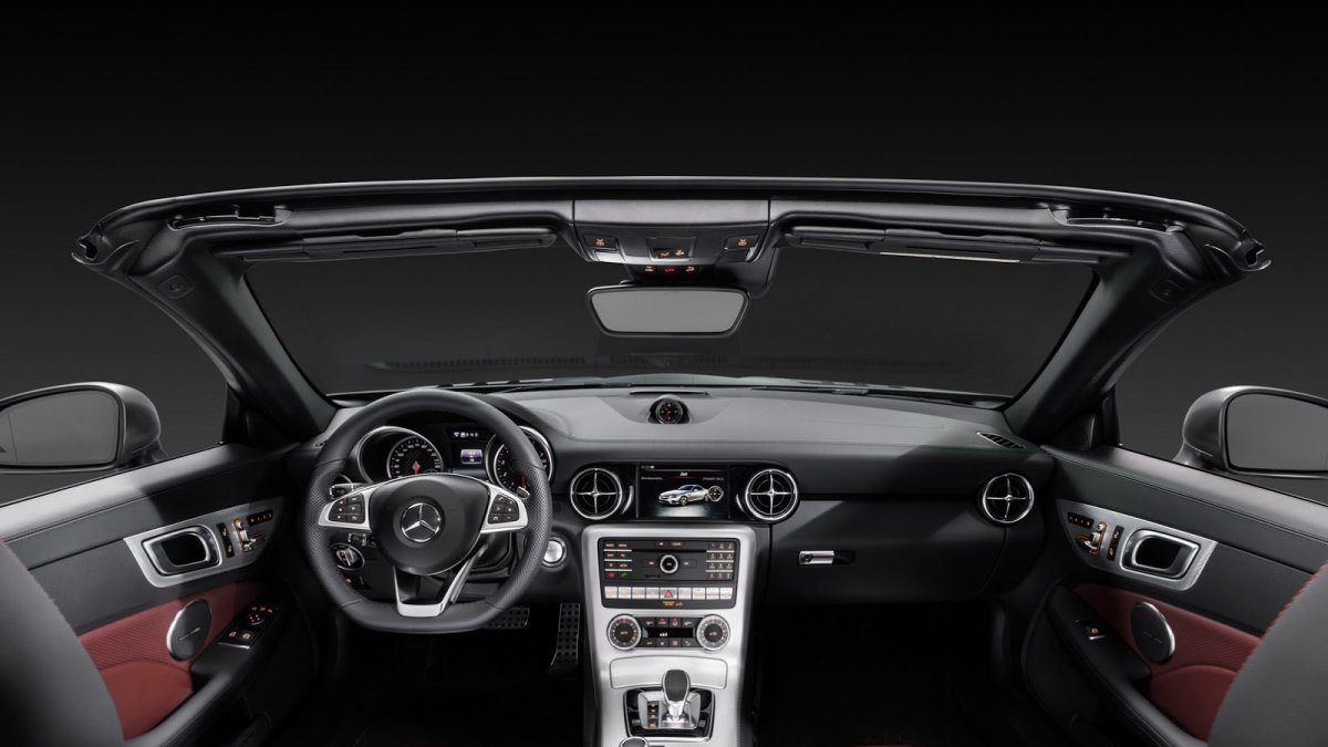 Nový je volant, větší displej infotainmentu, Mercedes-Benz SLC.