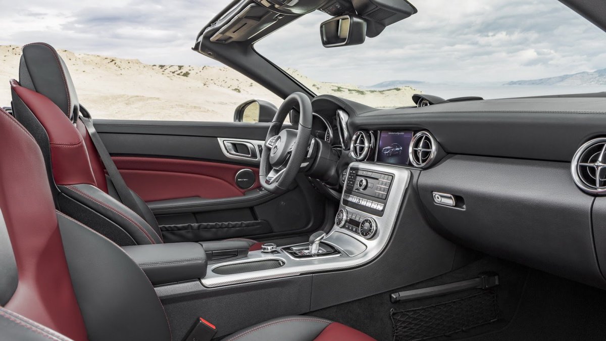 V nabídce jsou celkem dva infotainmenty, Mercedes-Benz SLC.