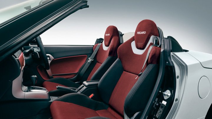Uvnitř čekají anatomická sedadla Recaro a falešné karbonové dekory, Daihatsu Copen Cero S.
