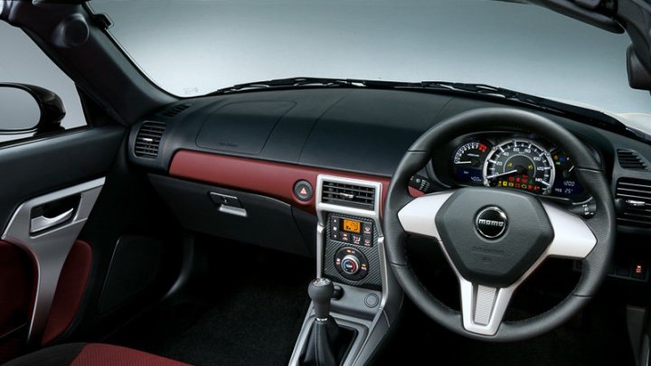 Uvnitř čekají anatomická sedadla Recaro a falešné karbonové dekory, Daihatsu Copen Cero S.