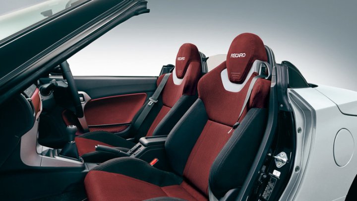 Uvnitř čekají anatomická sedadla Recaro a falešné karbonové dekory, Daihatsu Copen Cero S.