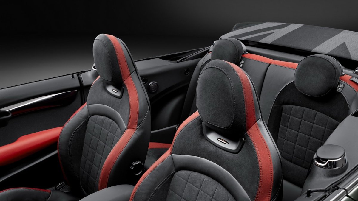 Mini Cabrio JCW je i se svými 231 koníky unikátem na trhu.