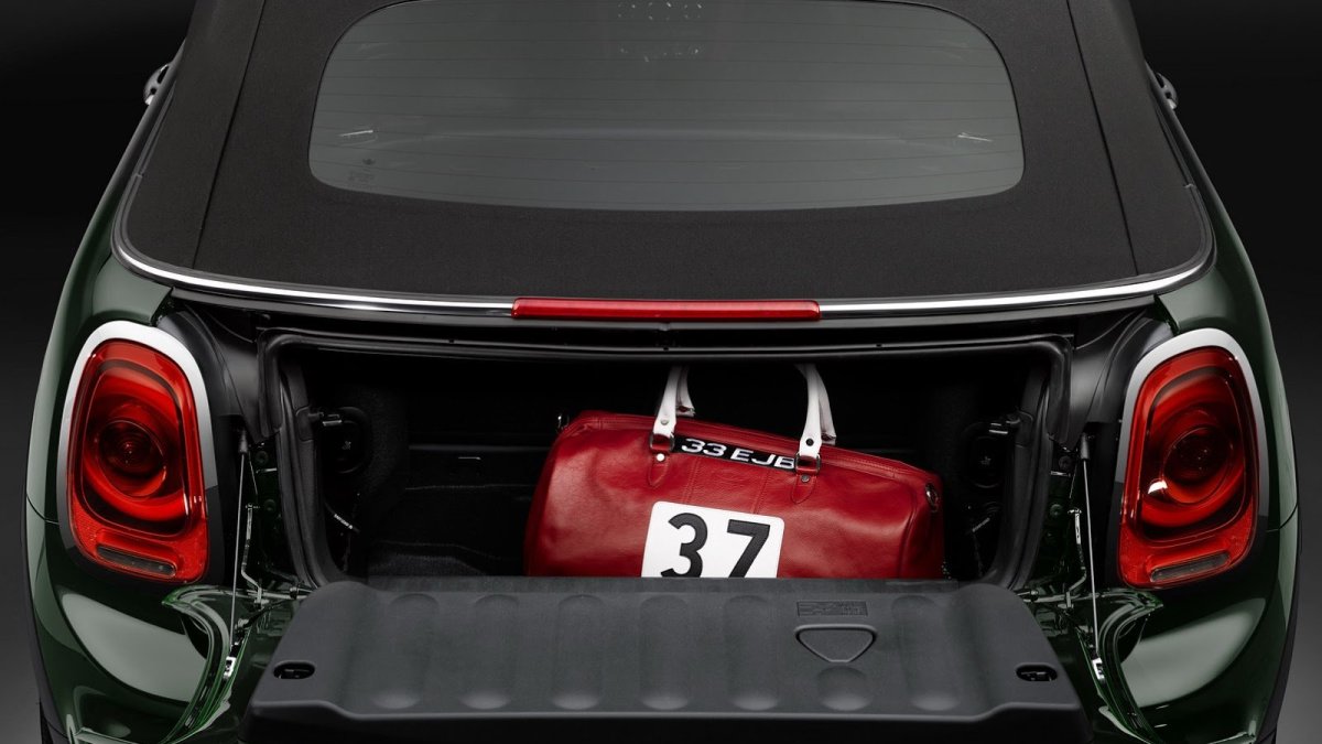 Mini Cabrio JCW je i se svými 231 koníky unikátem na trhu.