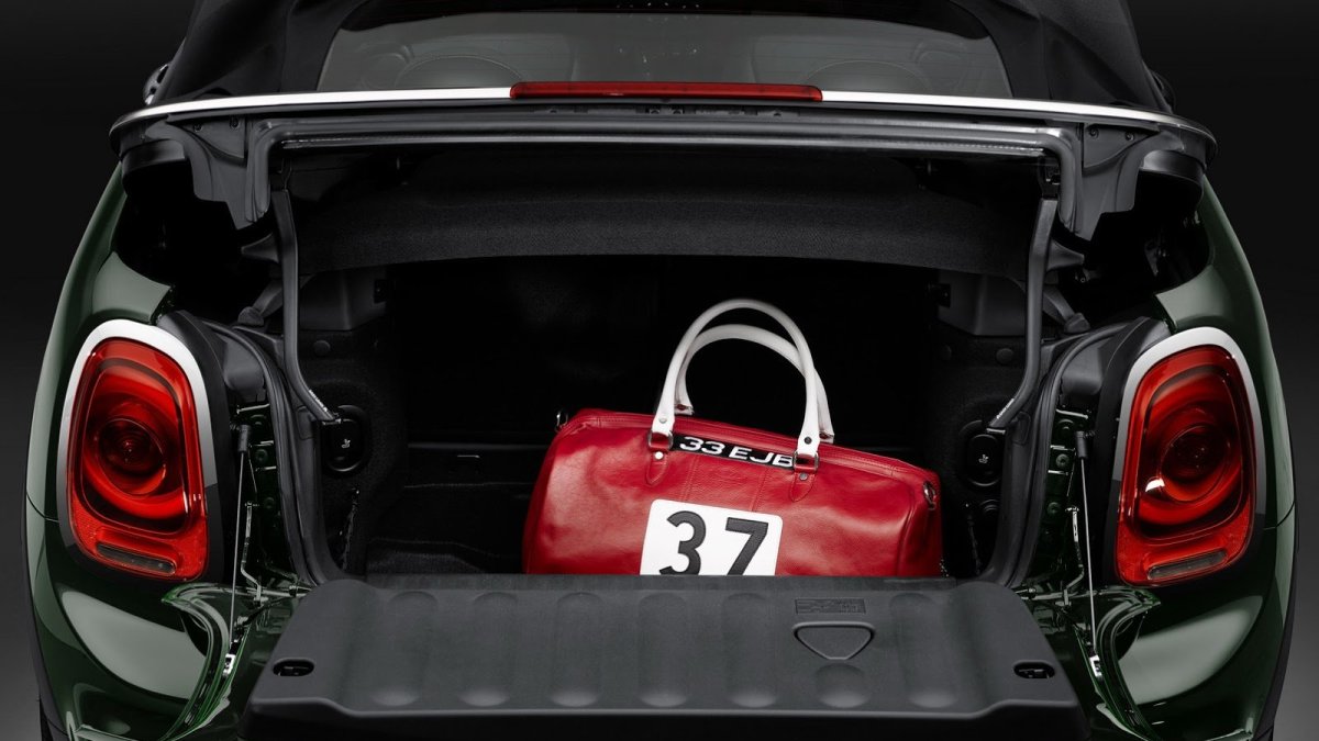 Mini Cabrio JCW je i se svými 231 koníky unikátem na trhu.