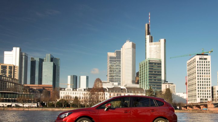Subaru Impreza prodělalo lehkou modernizaci, nabídne karosérií hatchback i sedan.