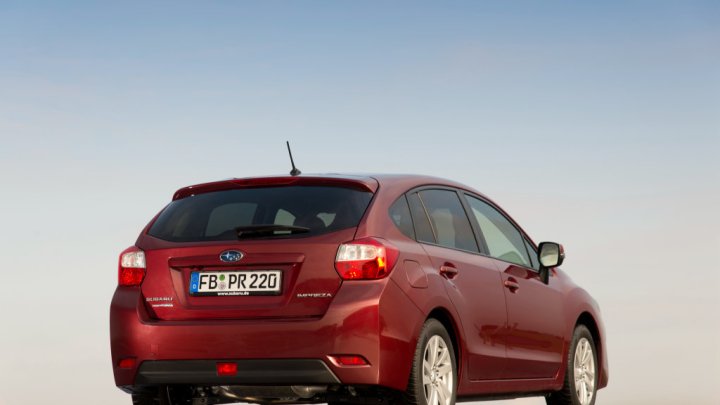 Subaru Impreza prodělalo lehkou modernizaci, nabídne karosérií hatchback i sedan.