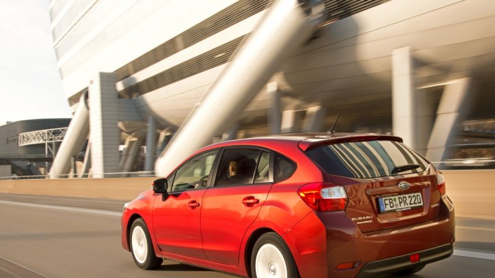 Subaru Impreza prodělalo lehkou modernizaci, nabídne karosérií hatchback i sedan.