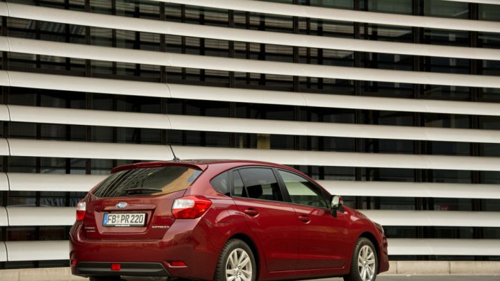 Subaru Impreza prodělalo lehkou modernizaci, nabídne karosérií hatchback i sedan.