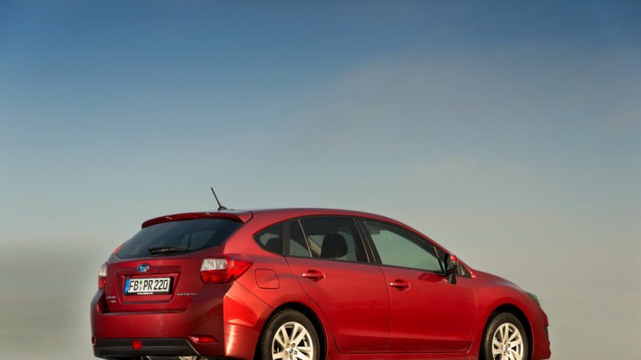 Subaru Impreza prodělalo lehkou modernizaci, nabídne karosérií hatchback i sedan.