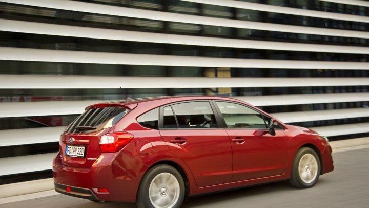 Subaru Impreza prodělalo lehkou modernizaci, nabídne karosérií hatchback i sedan.