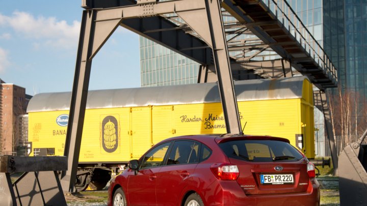 Subaru Impreza prodělalo lehkou modernizaci, nabídne karosérií hatchback i sedan.