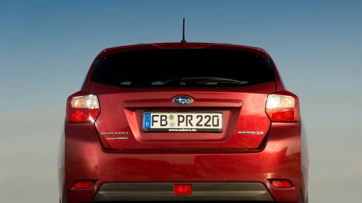 Subaru Impreza prodělalo lehkou modernizaci, nabídne karosérií hatchback i sedan.