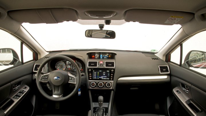 Subaru Impreza prodělalo lehkou modernizaci, nabídne karosérií hatchback i sedan.