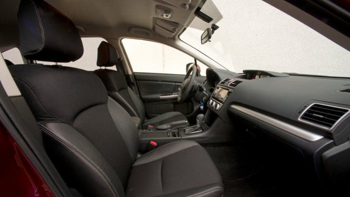 Subaru Impreza prodělalo lehkou modernizaci, nabídne karosérií hatchback i sedan.