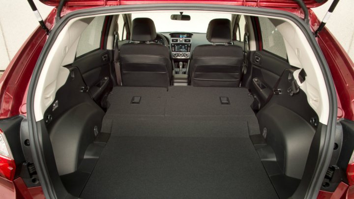 Subaru Impreza prodělalo lehkou modernizaci, nabídne karosérií hatchback i sedan.