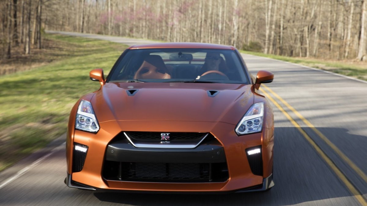 Nissan GT-R má po modernizaci modernější vzhled, kvalitnější interiér a vyšší výkon.