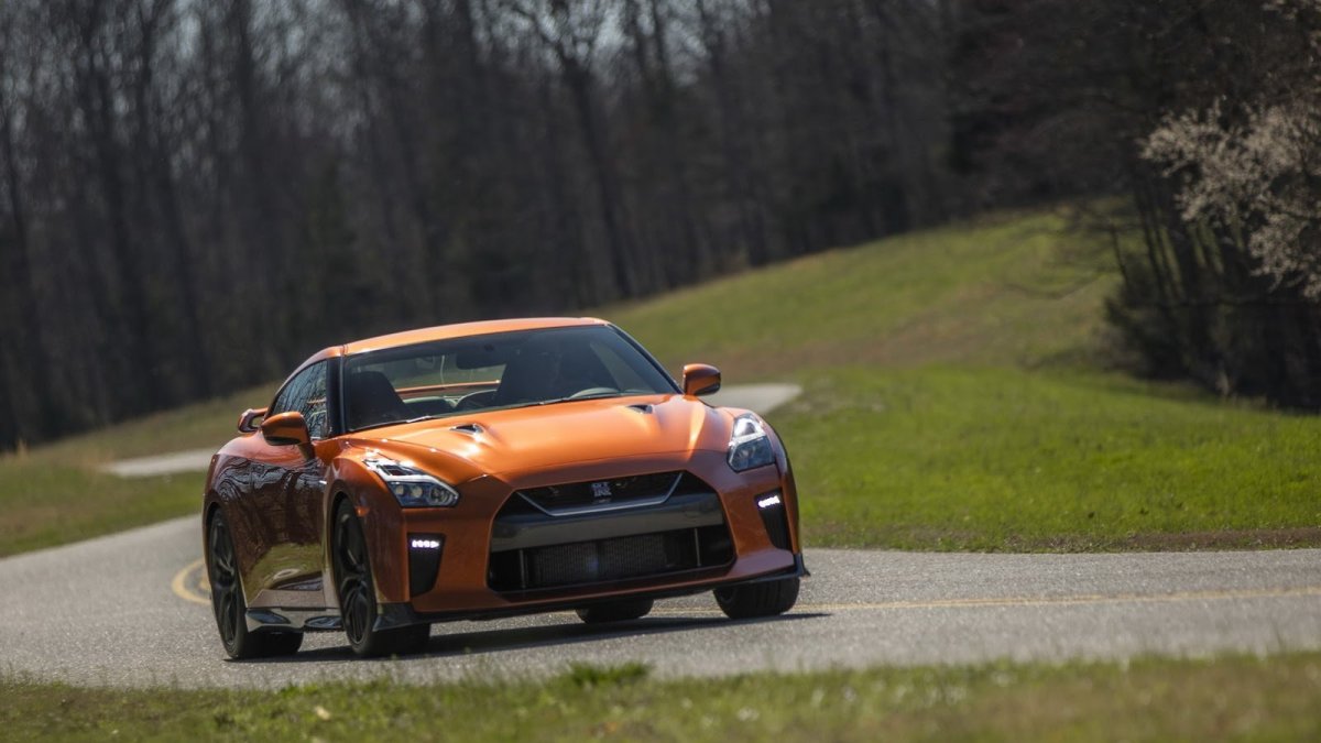 Nissan GT-R má po modernizaci modernější vzhled, kvalitnější interiér a vyšší výkon.