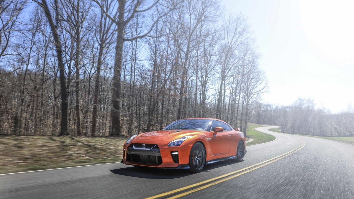 Nissan GT-R má po modernizaci modernější vzhled, kvalitnější interiér a vyšší výkon.