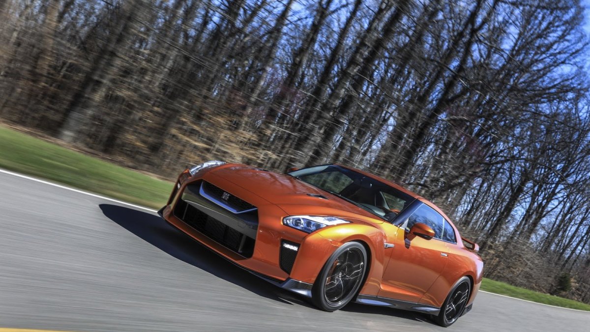 Nissan GT-R má po modernizaci modernější vzhled, kvalitnější interiér a vyšší výkon.