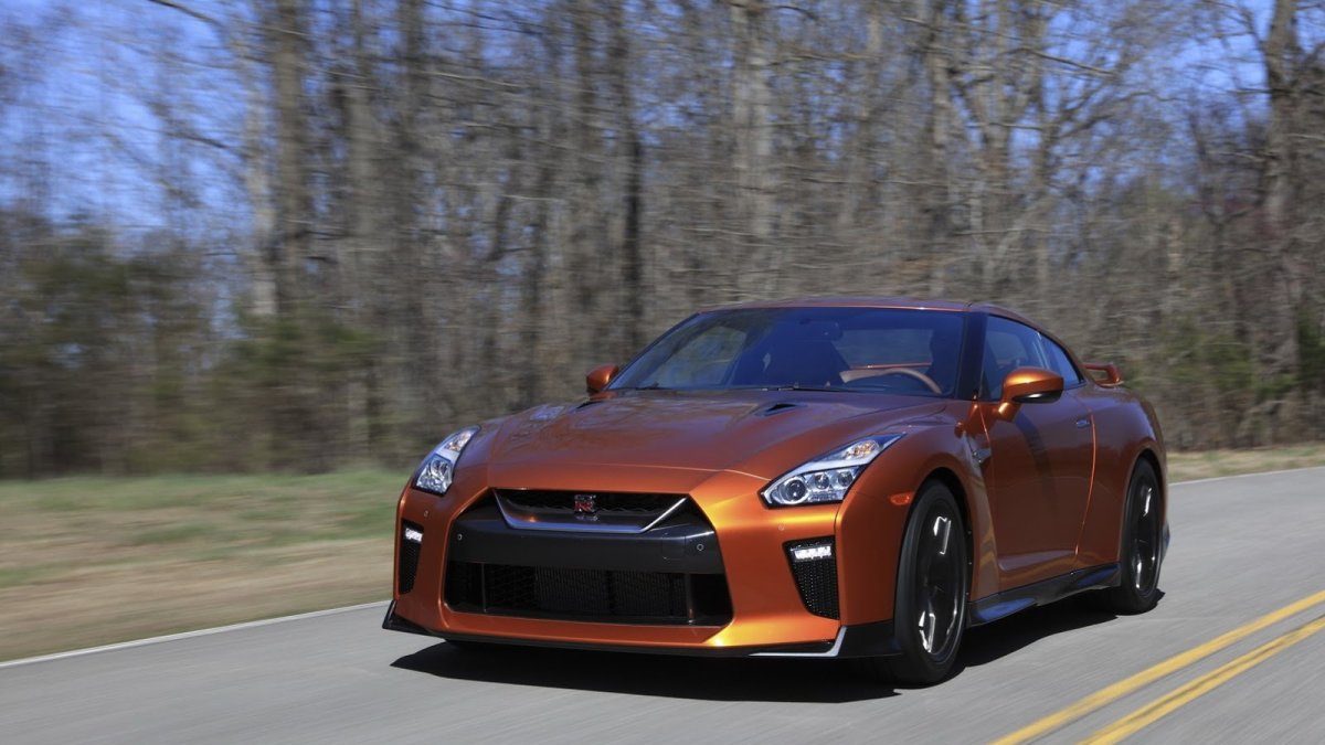 Nissan GT-R má po modernizaci modernější vzhled, kvalitnější interiér a vyšší výkon.