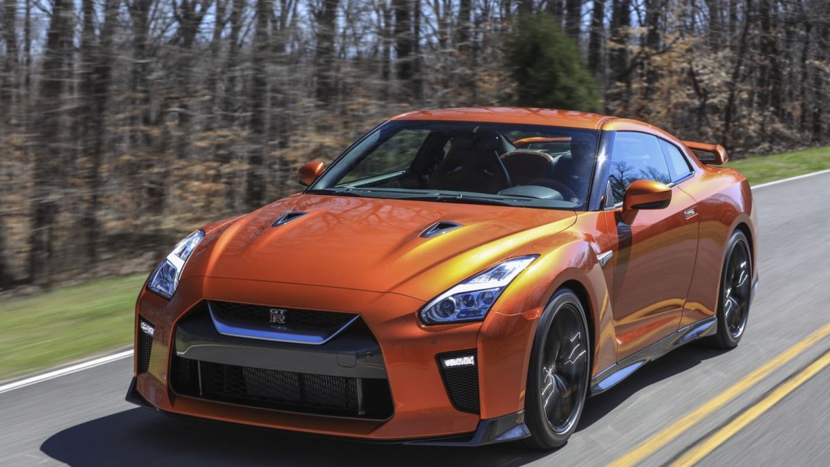 Nissan GT-R má po modernizaci modernější vzhled, kvalitnější interiér a vyšší výkon.