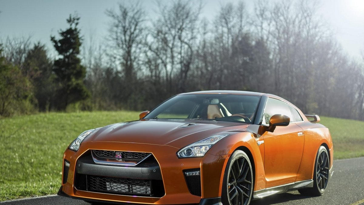 Nissan GT-R má po modernizaci modernější vzhled, kvalitnější interiér a vyšší výkon.