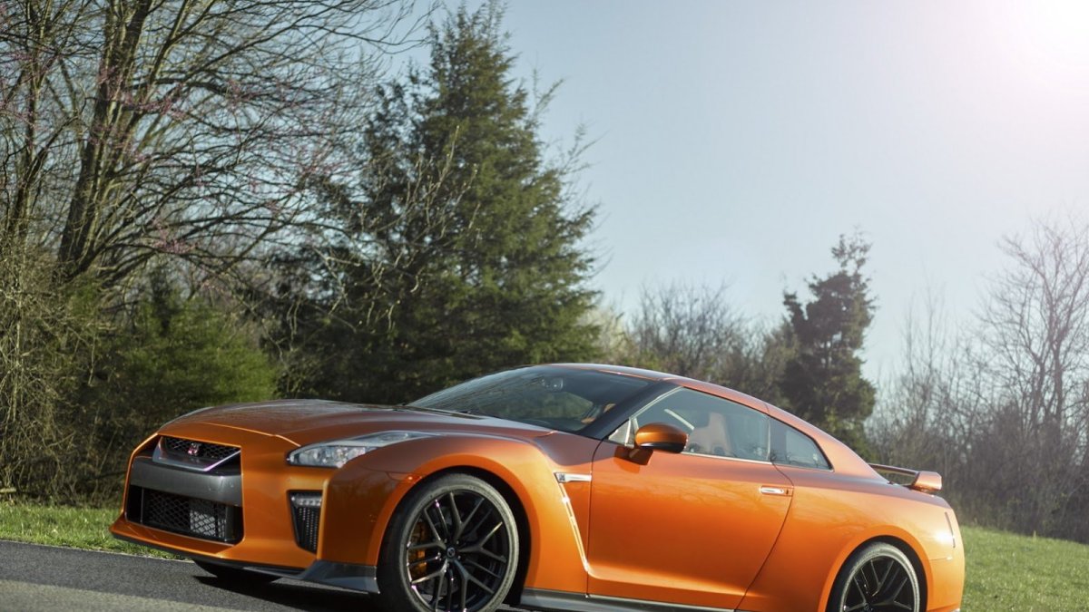 Nissan GT-R má po modernizaci modernější vzhled, kvalitnější interiér a vyšší výkon.