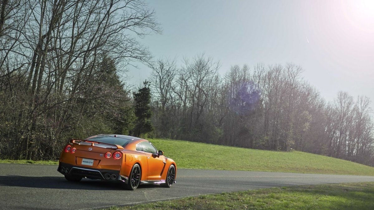 Nissan GT-R má po modernizaci modernější vzhled, kvalitnější interiér a vyšší výkon.