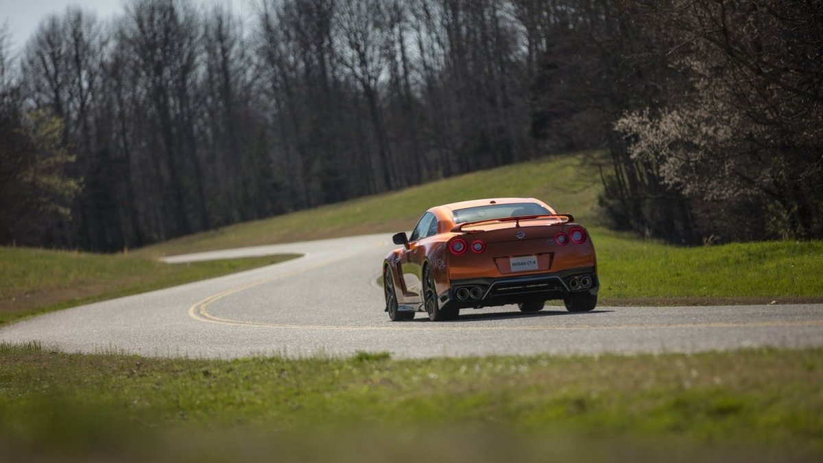 Nissan GT-R má po modernizaci modernější vzhled, kvalitnější interiér a vyšší výkon.