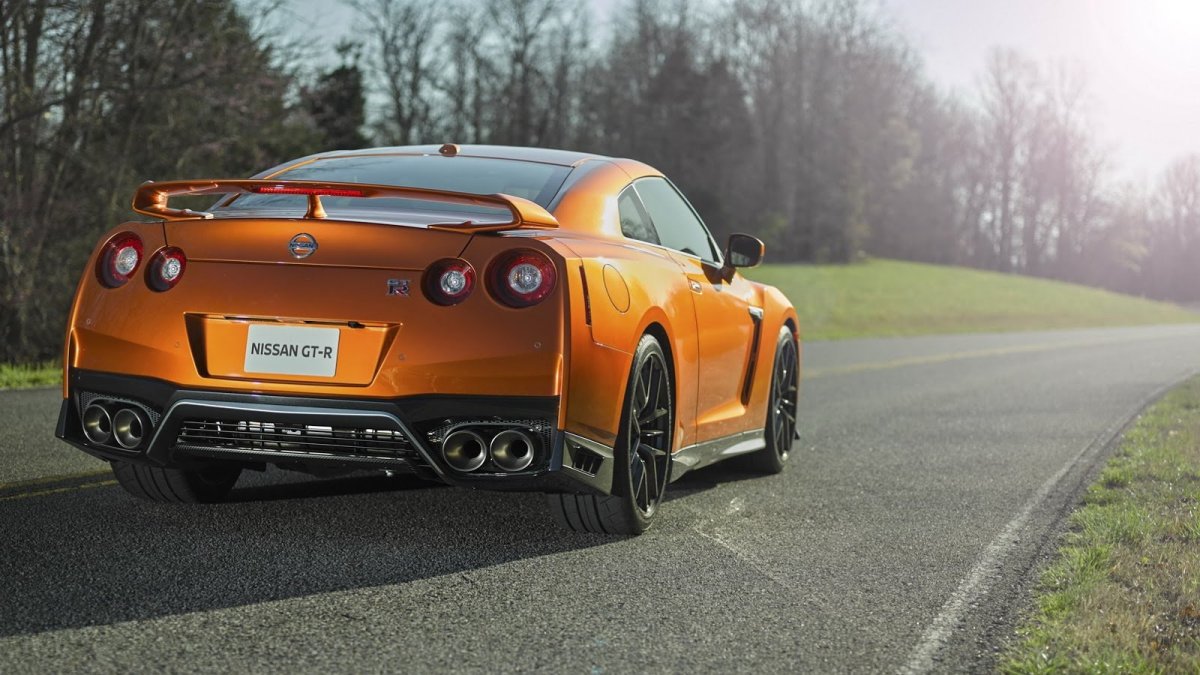 Nissan GT-R má po modernizaci modernější vzhled, kvalitnější interiér a vyšší výkon.