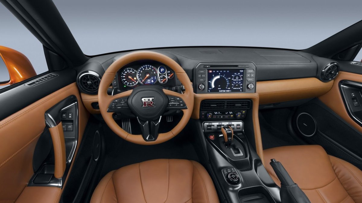 Nissan GT-R má po modernizaci modernější vzhled, kvalitnější interiér a vyšší výkon.