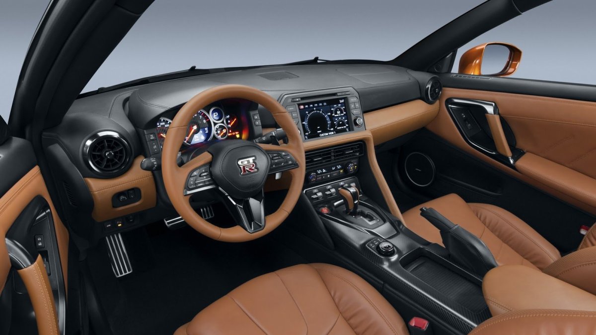 Nissan GT-R má po modernizaci modernější vzhled, kvalitnější interiér a vyšší výkon.