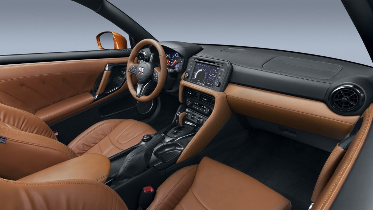 Nissan GT-R má po modernizaci modernější vzhled, kvalitnější interiér a vyšší výkon.