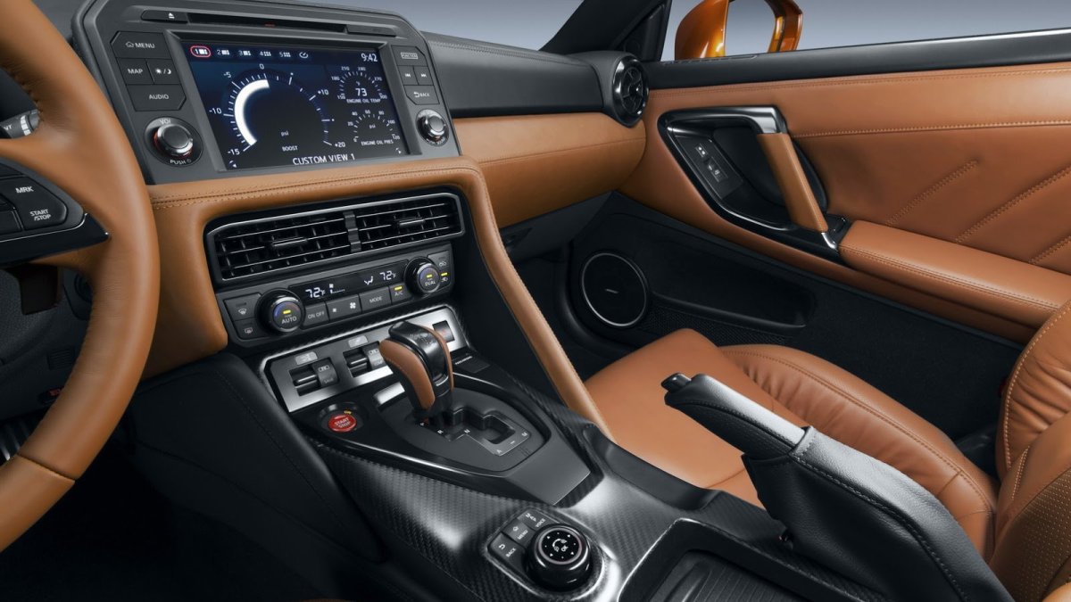 Nissan GT-R má po modernizaci modernější vzhled, kvalitnější interiér a vyšší výkon.