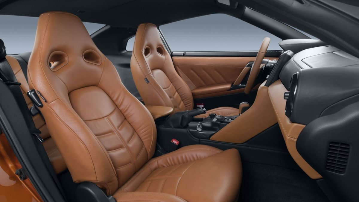 Nissan GT-R má po modernizaci modernější vzhled, kvalitnější interiér a vyšší výkon.