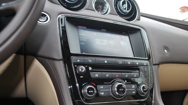 Jaguar XJ 3.0 Diesel SWB Portfolio (2016)