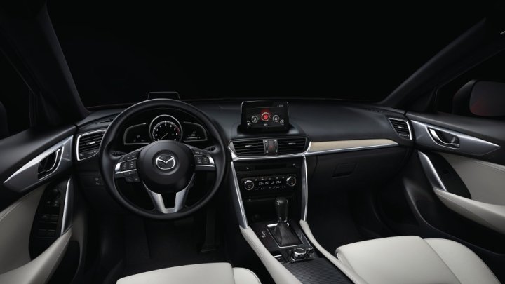Kabina odpovídá stylu současných modelů Mazdy.